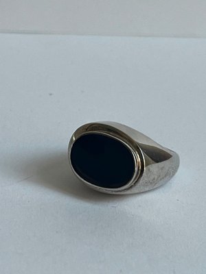 Enkelt og minimalistisk blank ring i sølv med onyx dansk guldsmed