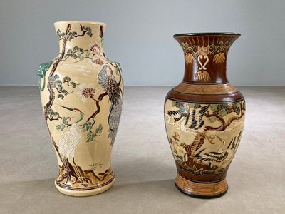 To kinesiske gulvvaser dekor af fugle blomster og botaniske motiver i porcelæn