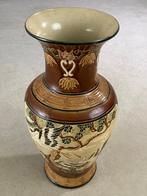 To kinesiske gulvvaser dekor af fugle blomster og botaniske motiver i porcelæn