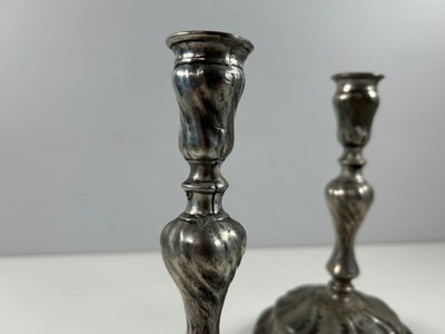 Par sjældne antikke tin lysestager i smukt art deco udtryk.