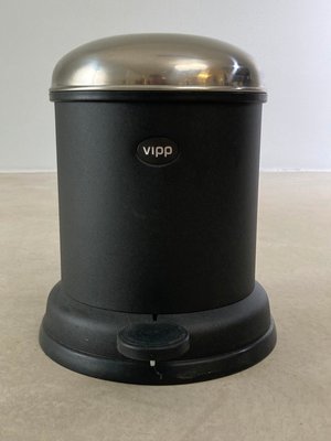 Vipp skaldespand i lille model toiletspand i mat sort med børstet stål låg