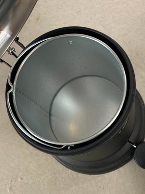 Vipp skaldespand i lille model toiletspand i mat sort med børstet stål låg