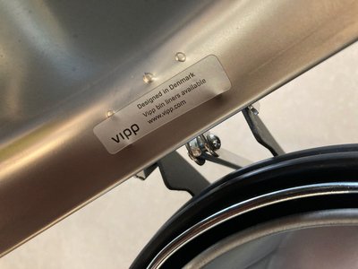Vipp skaldespand i lille model toiletspand i mat sort med børstet stål låg