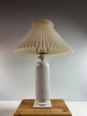 Keramik lampe med LeKlint skærm