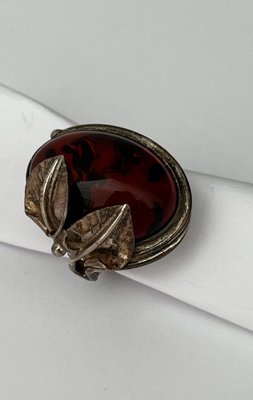 Sølv ring med blomster dekoration og isat rav i cabochon slib.
