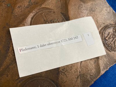 Svensk plademønt fra år 1721 1 daler i træ æske