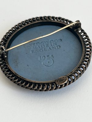 Wedgwood broche made in england 1954 i sølv 925.