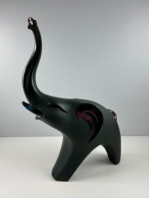 keramik skulptur af elefant.