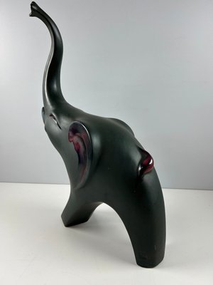 keramik skulptur af elefant.