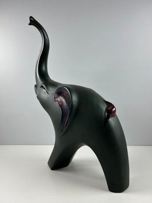 keramik skulptur af elefant.