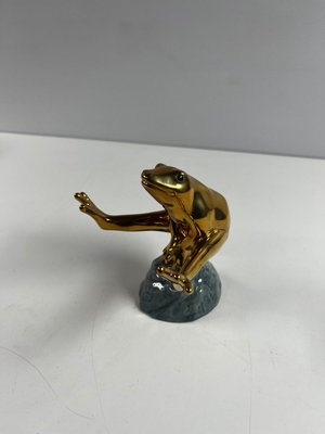 Royal Copenhagen figur af frø nr 555, guld frø på sten.