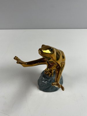 Royal Copenhagen figur af frø nr 555, guld frø på sten.