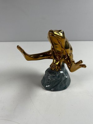 Royal Copenhagen figur af frø nr 555, guld frø på sten.