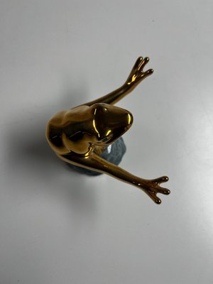 Royal Copenhagen figur af frø nr 555, guld frø på sten.