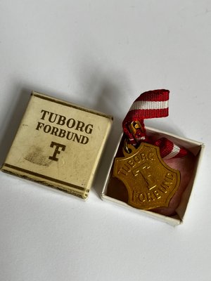 Tuborg fortjenestesmedalje 24 kt forgyldt. Med original æske.