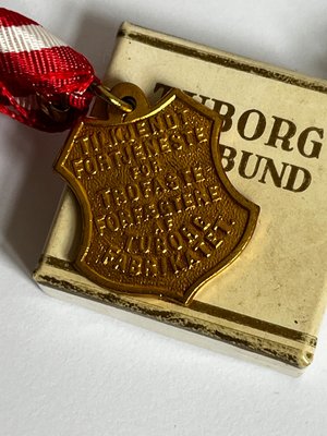 Tuborg fortjenestesmedalje 24 kt forgyldt. Med original æske.