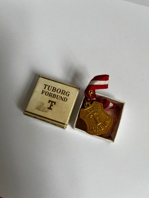 Tuborg fortjenestesmedalje 24 kt forgyldt. Med original æske.