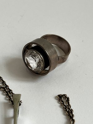 From ring i sølv med bjergkrystal , sølvkæde med sølv vedhæng