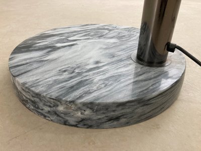 Gulvlampe i krom stål og marmor