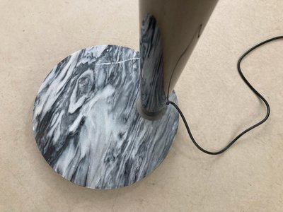 Gulvlampe i krom stål og marmor