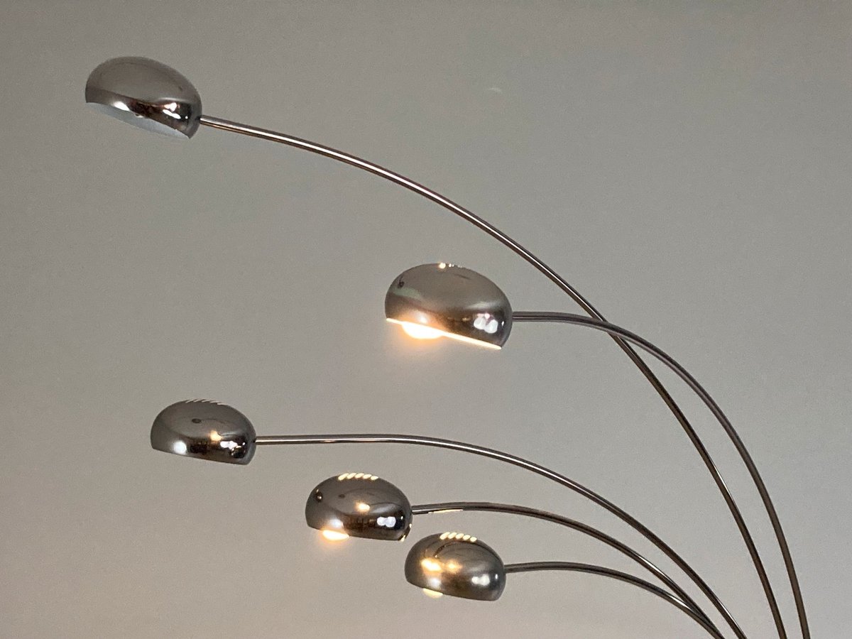 Gulvlampe i krom stål og marmor