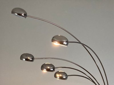 Gulvlampe i krom stål og marmor