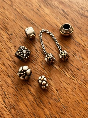 6 stk Pandora sølv og guld charms