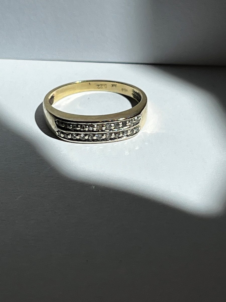 14 kt guldring med diamanter