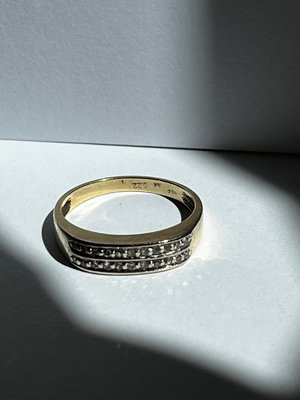 14 kt guldring med diamanter