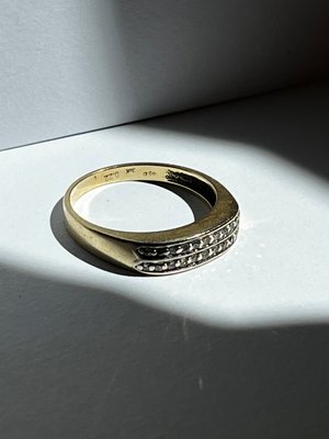 14 kt guldring med diamanter