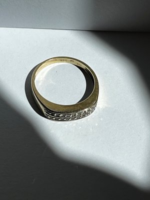 14 kt guldring med diamanter