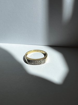 14 kt guldring med diamanter