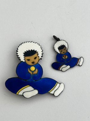 A. Dragsted broche og vedhæng Inuit eskimo motiv i 925 sølv med emalje