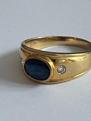 Guldring med diamanter og safir