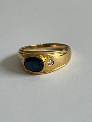Guldring med diamanter og safir