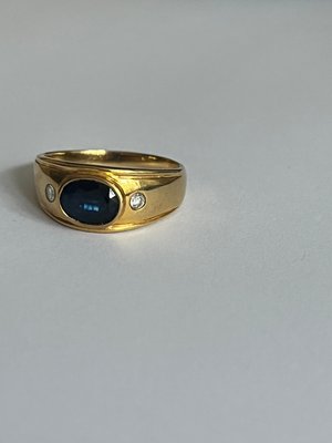 Guldring med diamanter og safir