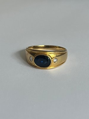 Guldring med diamanter og safir