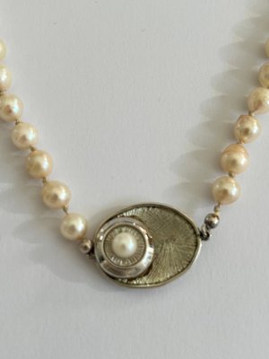 Perlekæde med sølvvedhæng