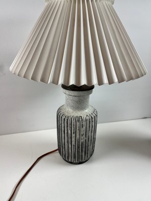 Kahler lampe med plisseskærm