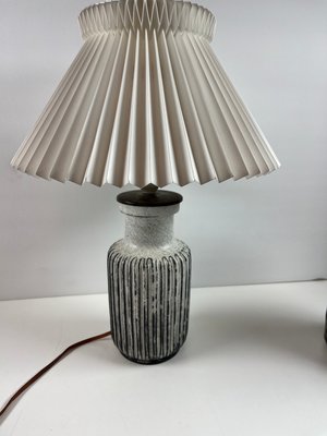 Kahler lampe med plisseskærm