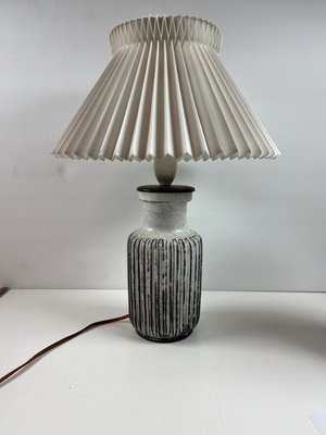 Kahler lampe med plisseskærm