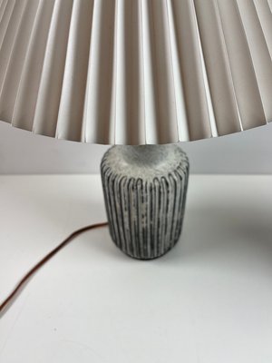 Kahler lampe med plisseskærm
