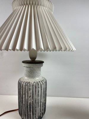 Kahler lampe med plisseskærm