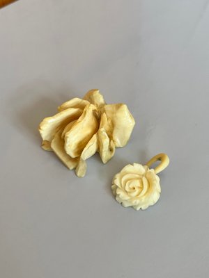 Antikke blomstervedhæng af ben