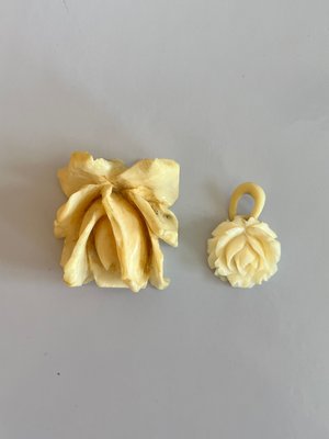 Antikke blomstervedhæng af ben