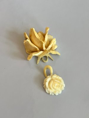 Antikke blomstervedhæng af ben