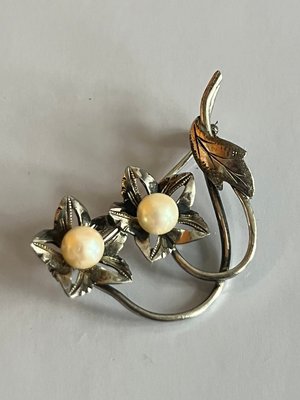 Blomster broche af sølv med perler