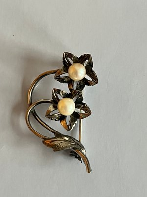 Blomster broche af sølv med perler