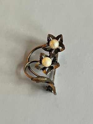 Blomster broche af sølv med perler