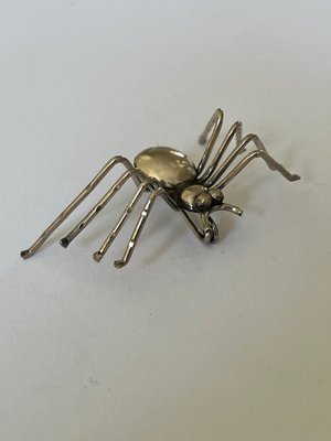 Broche i sølv i form af edderkop